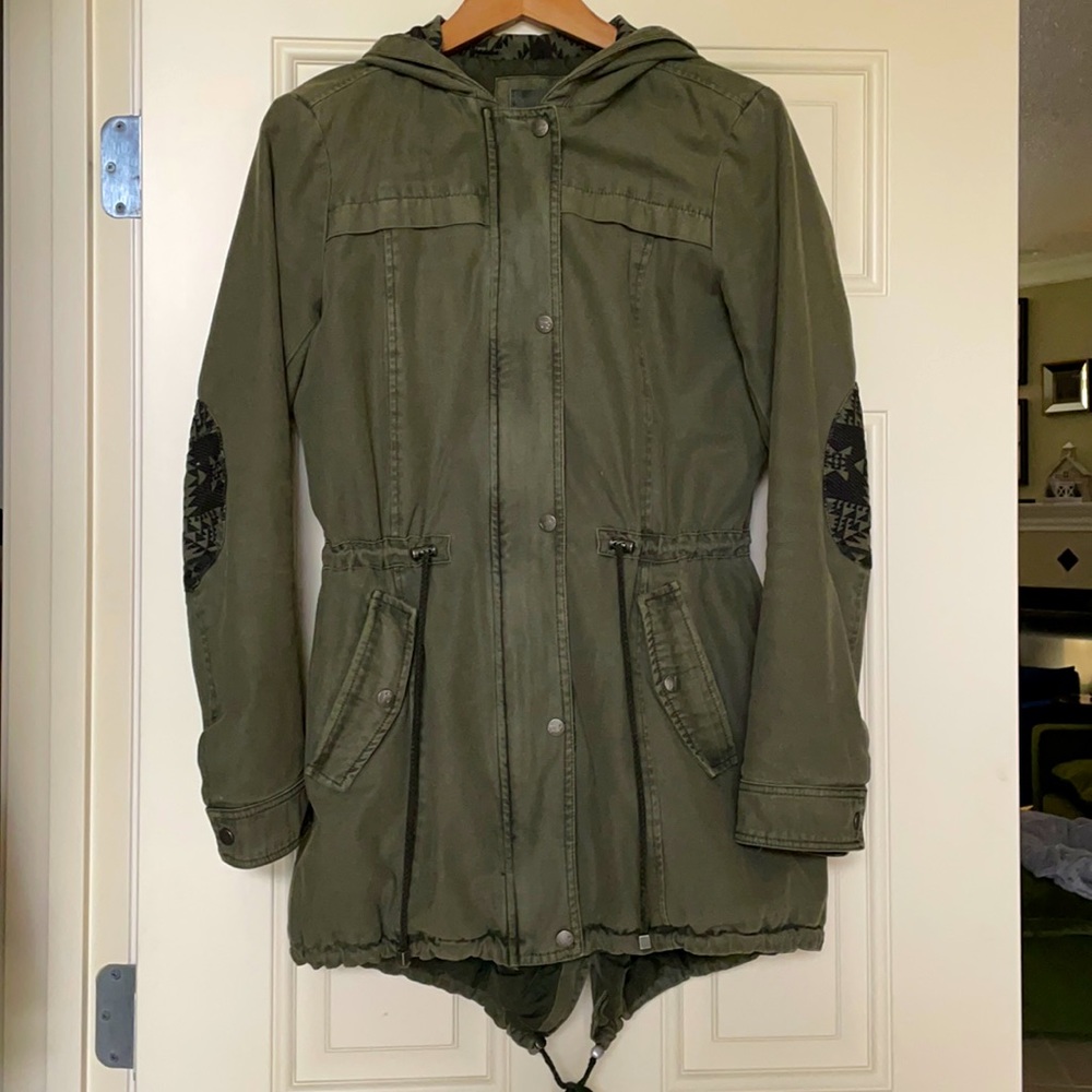 LEVI’S print trim cotton twill fishtail parka.